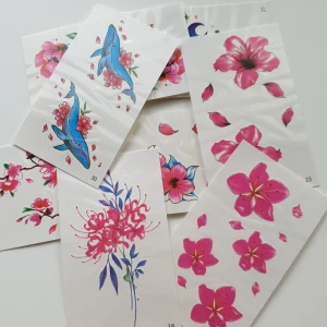 8st rosa blommor tatuering, tattoo  - Tatuering/tattoo Motiv: blommor, val, diamant, rosett  Antal: 8st  Storlek: ca 5,8×9,7cm  Skick: nya/oanvända, Tillfälliga tatueringar du sätter på kroppen med hjälp av vatten 