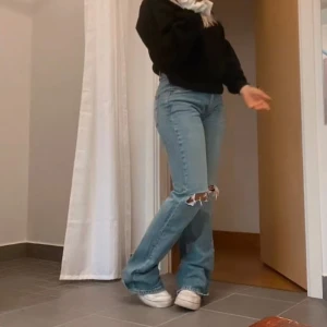 Flare jeans Zara - Bootcut/flare jeans från Zara. Använda ett fåtal ggr pga fel storlek, lågmidjade och passar strl 36💞