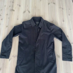 Overshirt - En längre modell av overshirt. Nästan som en rock bara den är tunnare. Storlek M, passar mig som är 184 