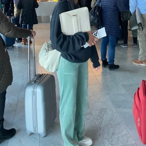 Gröna Juicy Couture Byxor - Nyskick, använda kanske 4-5 gånger och köpta på Nelly (kostade då 1200kr). Bra i storlek men säljer då jag tyvärr tappat i vikt och de inte passar längre. Pris går att diskutera 