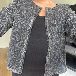 Kofta  - Jättefin kofta med detaljer av paljetter❣️