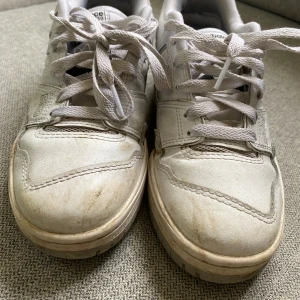 New Balance  - Väldigt använda men inget trasigt. Smutsiga men det nästa går lätt att tvätta bort kan erbjuda att göra det själv.