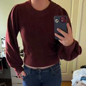 En jättesnygg vinröd stickad tröja med puffarm - En snygg stickad tröja inte använd så många gånger i bra skick 🩷