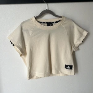 Adidas Crop Top  - Tränings topp, använd 1 gång. Benvit/ljus beige. 