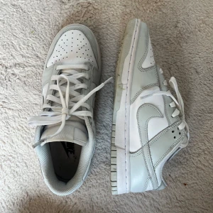 Nike skor - Nike dunks i färg White/Photon Dust strl 40 men passar 39! Använda men i fint skick!