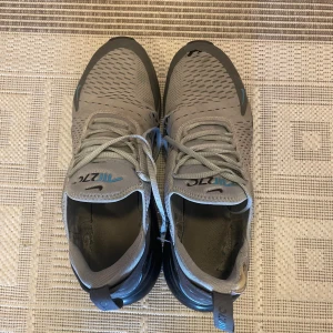 Nike air max 270 - Ett par väldigt slitna 270s 