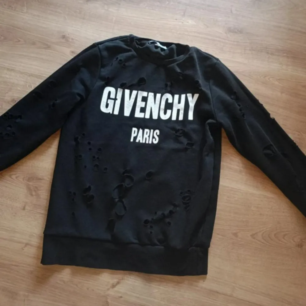 check✅ 💥prissänkt, fast pris💥 I mkt fint skick skick-sparsamt använd Storlek på etikett XL, men passar som Medium/large Äkta orginal givenchy Serie nr: bm00116412Q Nypris ca 450-550€ Skickar samma dag, som köp görs. Neuletakit & Villapaidat.