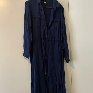Marinblå vardagsklänning - En marinblå vardagsklänning. 