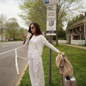 Broderade byxor  - Helt nya med lappen kvar, vita broderade byxor från Chloe schuterman X Nakd i stl 36, slutsålda på hemsidan, 599+frakt