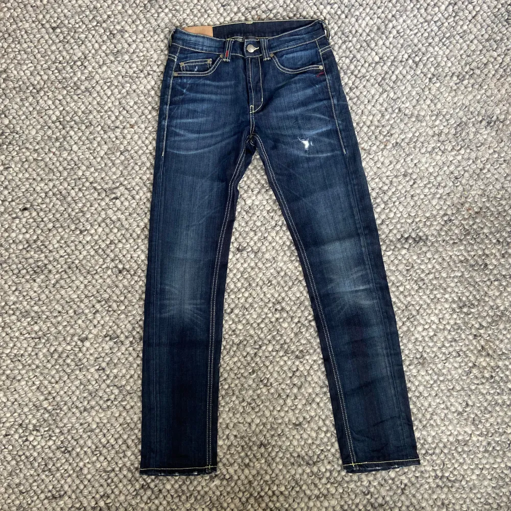 Tja, säljer dessa snygga dondup jeans i storlek 30 och i modellen ”Emil”, de är Slim fit, skriv vid fler frågor eller funderingar . Jeans & Byxor.