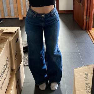 Monki jeans som jag säljer pga att jag inte använder dem längre. Dem är inte använda så mycket så bra skick. Har andra jeans i liknande storlekar i min profil💕