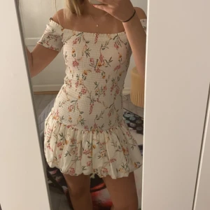 Sommarklänning - Säljer nu min super fina klänning från hm, endast använd 1 gång och säljer pga att jag inte använder den. Skicka prisförslag, skriv för mer bilder 🩷🩷