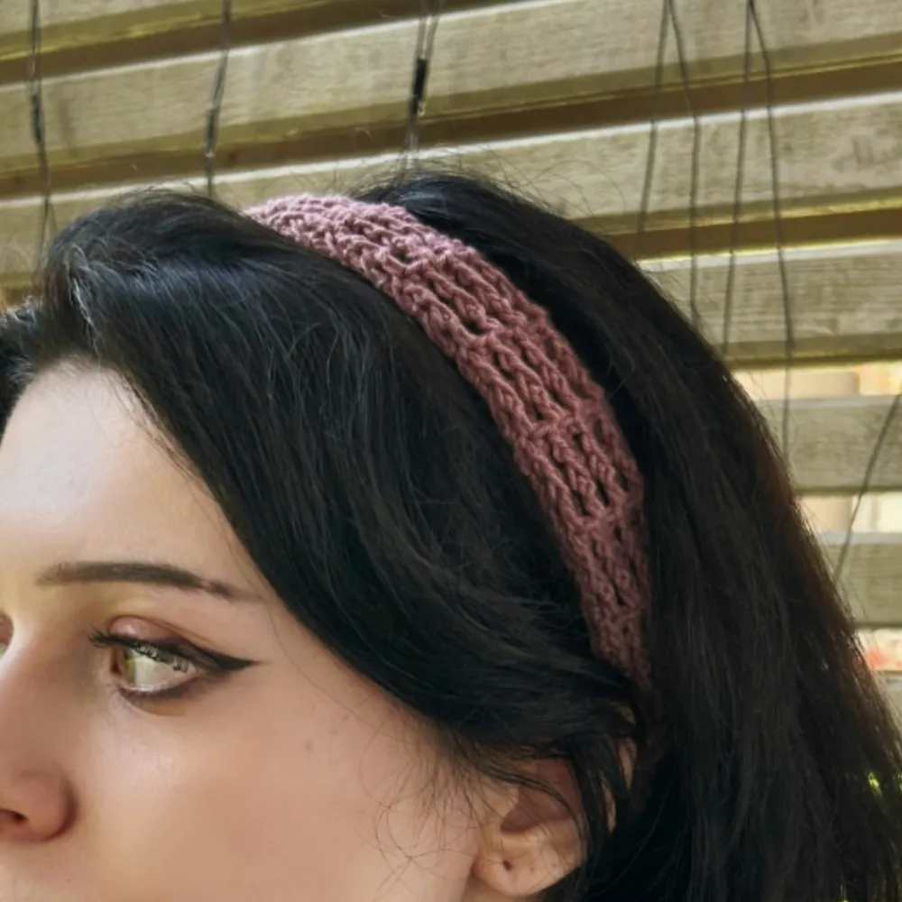 These stretchy headbands are available in multiple colors shown on the pictures. Size: adjustable  Material: Cotton yarn The price is 100 per each piece. Contact me to specify the color 💜. Accessoarer.