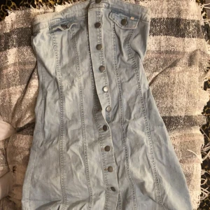 jeans klänning  - en fin jeans klänning från vero moda i stolek S/M, ( sorry för dålig bild skriv för bättre bild )