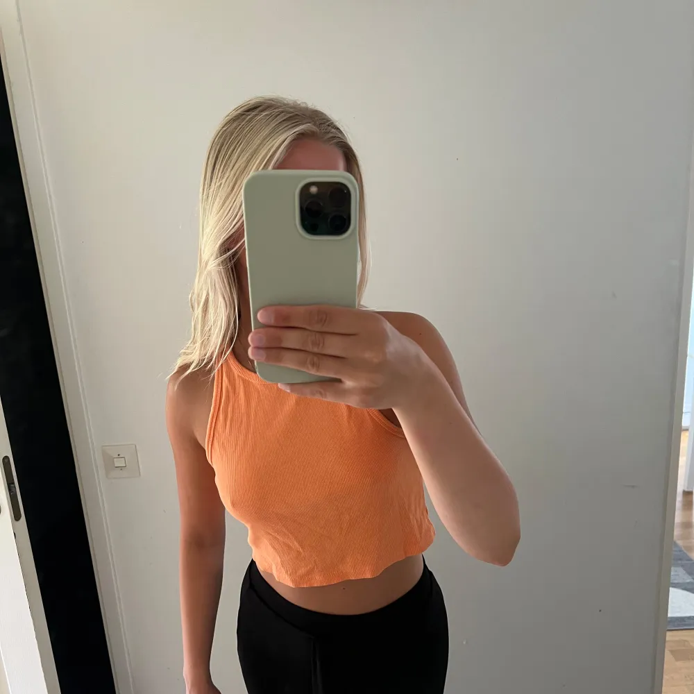 Fin orange topp från hm i storlek medium, helt oanvänd.. Toppar.