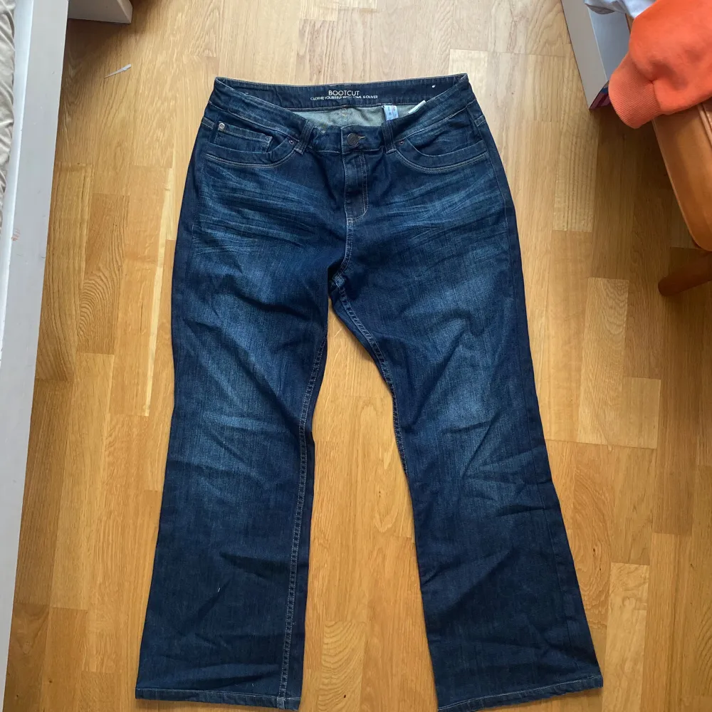 Bootcut jeans från märket S.oliver. Kommer inte till användning längre så det är dags för dem att hutta ny ägare! Mått: Midja: 44cm Ytterben: 96cm Benöppning 26cm. Jeans & Byxor.