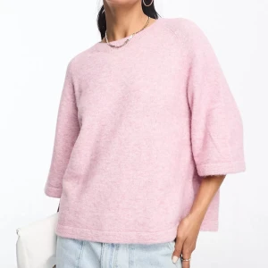 Stickad t-shirt i Alpacka & Other Stories - Säljer min rosa stickade t-shirt från & Other Stories som är helt slutsåld. Säljer då den inte kommer till användning längre. Fint skick utan defekter! Tröjan är inköpt för 790 kr men säljer för 500. Pris kan diskuteras. Hör av dig vid fler frågor🩷