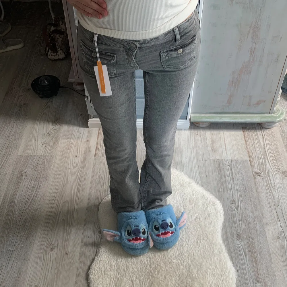 (byxorna är inte till salu, utan byter endast mot en större storlek!) någon som har dessa jeans i strlk 170 och som kan tänka sig att byta mot mina i strlk 164? ❤️ då mina var en aning för tajta i midjan 💓💓 . Jeans & Byxor.