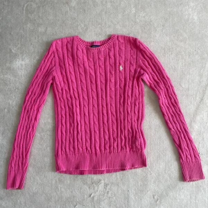 Ralph Lauren stickad tröja - Inköpt på kids brand store därav stl L i (barn) och s i (vuxen) säljer pga inte kommer till användning🩷