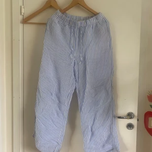 Randiga linnebyxor  - Supersnygga linnebyxor från H&M! Jag har använt dem ca 2 ggr så de är i jättebra skick! Uppsydda nertill så de passar nån som är ca 160 eller kortare :)