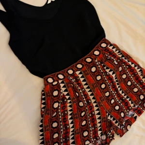 Shorts + 1 svartfärgat linne - Säljer mina fina o super sköna shorts och linne det är str S på dem båda :) 110kr