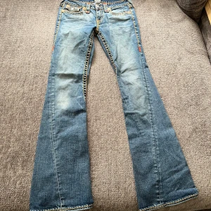 True religion jeans  - Så snygga bootcut trueys i fint skick, enda defekt det finns kan du se på sista bilden🩷Midjebredd är 36,5 cm och innerbenlängd är 84 cm