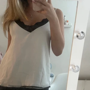 spetslinne - vit linne med svart spets , använd fåtal gånger. Inte stretchig i material men luftig, från stradivarius. Kan sänka priset vid snabb affär 💝💝