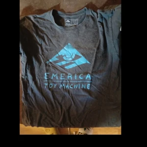 Emerica / Toy machine  - Collab mellan emerica och toy machine