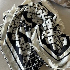By Malene Birger halsduk/scarf - By Malene Birger halsduk/scarf.  Nypris ligger de på mellan 1000-1495kr.