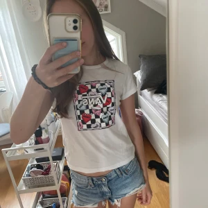 Vans t-shirt - Säljer denna jätte fina T-shirt för att den inte kommer till användning💘 pris kan diskuteras 💘använd ca tre gånger