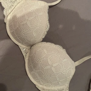 Bh - Säljer denna jättefina bh ifrån intimissmi! Den är i storlek 75B men skulle säga den passar någon som har A oxkså. Den är använd cirka en gång och ser helt ny ut. Ordinarie pris är runt 400.