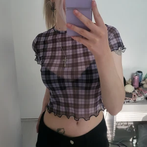Mesh baby tee - Lila rutig meshad top från H&M🪻 Endast använd cirka 4-5 gånger och i gott skick💜