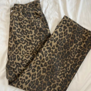 Leopard jeans  - Leopard jeans i storlek M. Beställda på Vinted men passade tyvärr inte mig så jag säljer vidare 