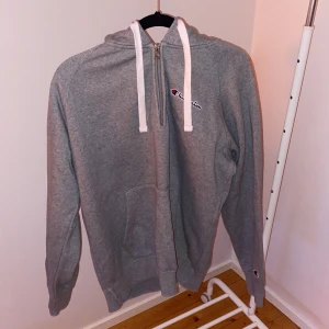Champion hoodie med 1/4 zip - Storlek M Nyskick - använd få gånger Ganska varm  Bomull Priset går att diskutera   Skriv vid frågor 