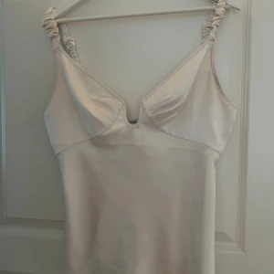 Adoore topp  - Säljer vidare en fin topp från adoore, storlek 44. Aldrig använd.