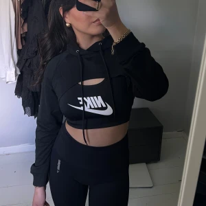 Croppad hoodie - Tveka inte vid frågor! Säljs på grund av flytt och rensning 🌸 Använd en gång