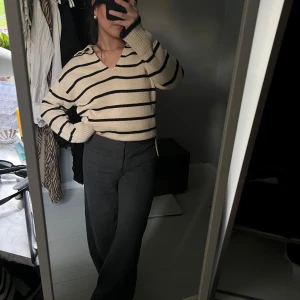 Stickad tröja  - Tveka inte vid frågor! Säljs på grund av flytt och rensning 🌸