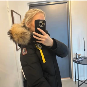 Parajumper long bear - Parajumper long bear jacka. Avtagbar päls. Storlek XS. Använd en vinter. Lite fläckar i luvan från smink, inget som syns så mycket. Kan tänka mig gå ner lite i pris vid snabb affär.