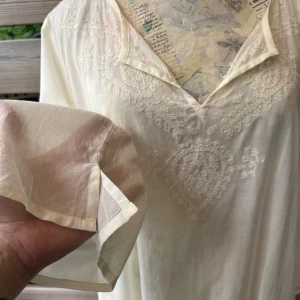 Ny! Tunika med vackra broderier från Indiska  - Helt ny vacker tunika med broderier i stl L. Lapparna kvar. Viskos/bomull så luftig och skön. Även väldigt snygg som oversize klänning med ett skärp i midjan. Cremevit
