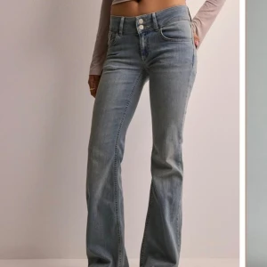 Lågmidjade jeans - Jättefina lågmidjade jeans! Endast använda några gånger då dem är för små för mig. Nypris 699💕 bra längd på mig som är 169