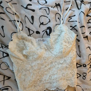 Vit spetstopp - Jättesnygg spetstopp som tyvärr blivit för liten för mig, i mycket bra skick! Storlek S, 100kr💞