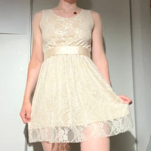 Vit spetsklänning - Använd fåtal tillfällen. En vintage stil med lite urtvättad spets och äldre stil på urringning och kjol. Ett sidenband kommer med för att knyta. Köpt i Camden i London 2016. Kostade cirka 500 kr ny 💕 Skriv för fler bilder. Pris kan diskuteras ✉️