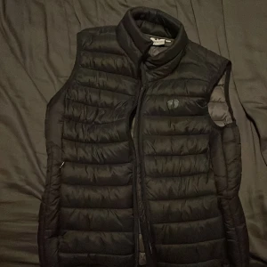 Svart väst - Knappt använd. Skriv om ni har några frågor om den.