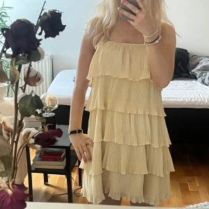 Volangklänning - Säljer denna super fina volangklänning då den inte längre kommer till användning💕