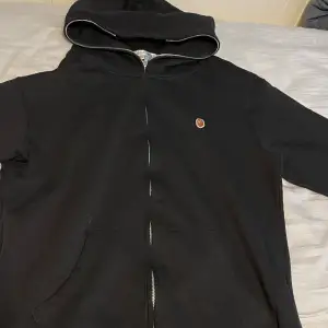 Säljer denna hoodie som jag aldrig har använt full zip hoodie väldigt fin