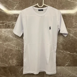 Ralph Lauren T shirt - En helt ny och oanvänd Ralph Lauren T shirt i färgen vit. Perfekt skick och sitter mycket fint.