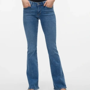 VMSIGI bootcut jeans - Nya jeans som jag säljer då jag inte tycker att dom passar bra på mig. 
