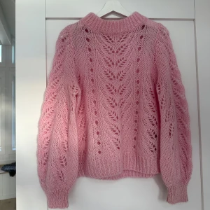 Rosa stickad HM - Lägger ut denna igen. En rosa stickad tröja från HM💗 perfect nu till sommaren 