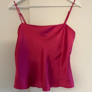Rosa festtopp - 💗Rosa croppad festtopp i storlek M Några trådar i tyget har dragits upp och skapat märken (se bild). 💗