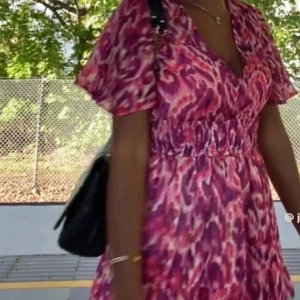 Klänning Zara strl L - Jättefint klänning från Zara! Aldrig använd, i strl L men är liten i storleken så skulle säga att den mer är en S/M💕